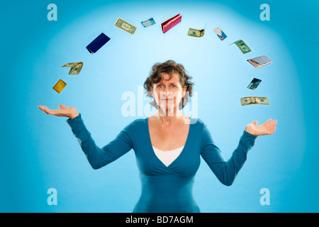 Donna di giocoleria elementi finanziari Foto Stock