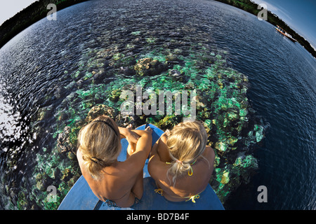 Indonesia Sulawesi Manado Bunaken Island Bunaken Manado Tua il Parco Marino Nazionale Vista fisheye di due ragazze Foto Stock