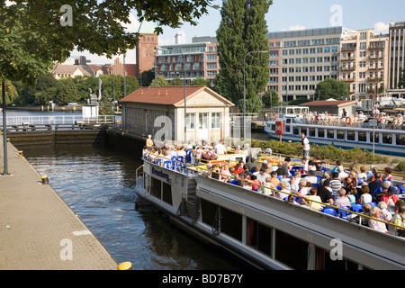 Le imbarcazioni turistiche nelle serrature a Muhlendamm Schleuse, Berlino, Germania Foto Stock