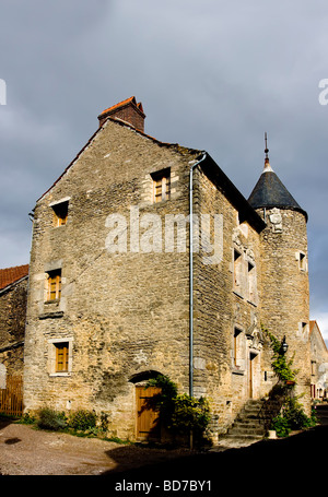 Casa del patrimonio sotto luce tempestoso Chateauneuf en Auxois, Francia Foto Stock