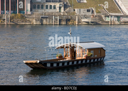 Piccolo traghetto che collega entrambi i lati del Reno, Basilea Svizzera Foto Stock