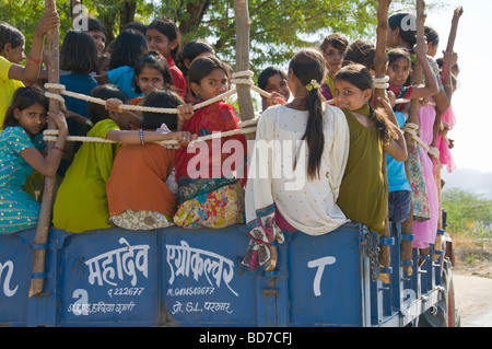 Trasporto indiano, le bambine di andare a scuola su un trattore, Rajasthan, India Foto Stock