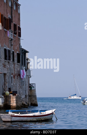 Barca a remi ormeggiate nella città croata di Rovigno Istria Foto Stock