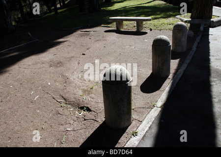 Moderno banco pietra coperta di graffiti in posizione di parcheggio Foto Stock