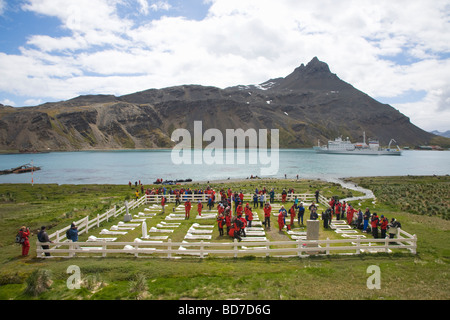 I turisti dalla nave da crociera Akademik Sergey Vavilov visita Ernest Shackleton la tomba di Grytviken Georgia del Sud Antartide Foto Stock