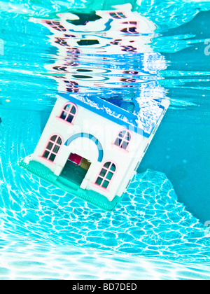 Toy house underwater Foto Stock