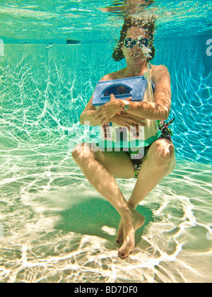 Donna immersioni subacquee dopo il naufragio house Foto Stock