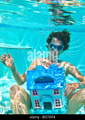 Donna immersioni subacquee dopo il naufragio house Foto Stock