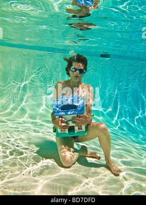 Donna immersioni subacquee dopo il naufragio house Foto Stock