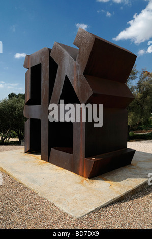 Ahava ( Amore ) scultura di Robert Indiana 1977 raffiguranti lettere ebraiche che costituiscono tale parola in Billy Rose giardino di sculture del Museo di Israele, a Gerusalemme Foto Stock