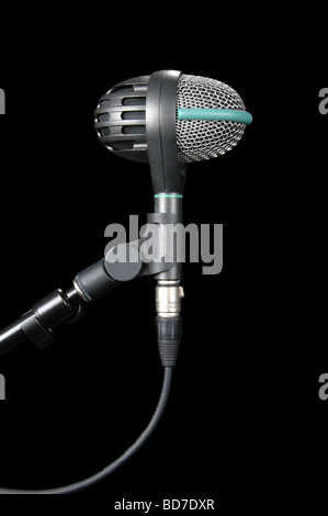 Il microfono sul supporto isolate su uno sfondo nero Foto Stock