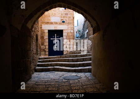 Un vicolo ad arco che conduce alla parrocchia di San Michele chiesa Greco Ortodossa nella città vecchia di Jaffa Israele Foto Stock