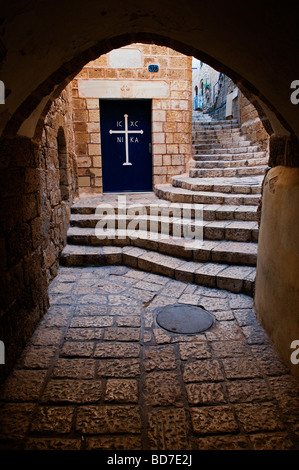 Un vicolo ad arco che conduce alla parrocchia di San Michele chiesa Greco Ortodossa nella città vecchia di Jaffa Israele Foto Stock