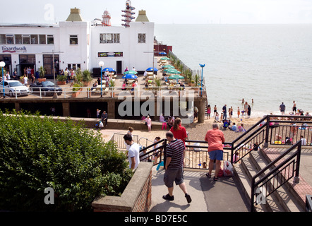 Passi che conducono in basso verso la spiaggia e il molo A CLACTON ON SEA sulla costa di Essex. Foto Stock