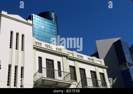 Nuovo lusso business building si trova in netto contrasto con un vecchio ricostruito edificio costruito in "stile internazionale" nel centro di Tel Aviv, Israele Foto Stock