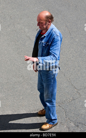 Balding uomo vestito in denim, fumatori - Francia. Foto Stock