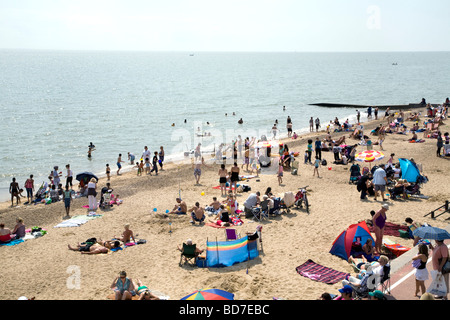 La folla di gente sulla spiaggia a Clacton On Sea sulla costa di Essex. Foto Stock