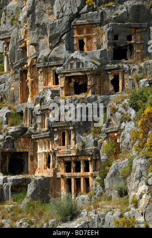 Rock cut sepolture presso le rovine di Myra un antica città greca in Lycia dove la città di cavolo o di Demre è oggi, situato nella provincia di Antalya in Turchia Foto Stock