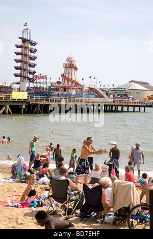 La folla di gente sulla spiaggia a Clacton On Sea sulla costa di Essex. Foto Stock