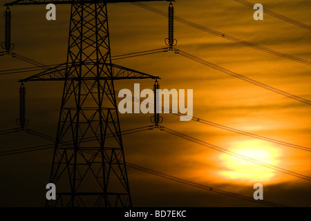 La stazione di potenza di tralicci di energia elettrica Foto Stock