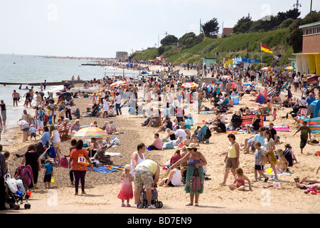 La folla di gente sulla spiaggia a Clacton On Sea sulla costa di Essex. Foto Stock