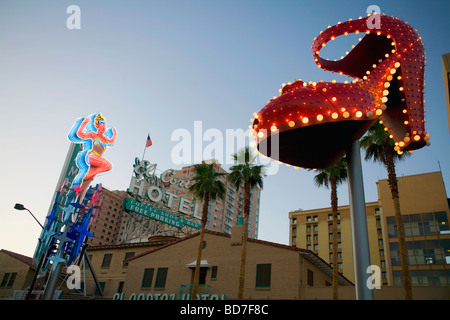 Il famoso insegne al neon di Fremont Street al tramonto in Downtown Las Vegas, Nevada, U.S.A. Foto Stock