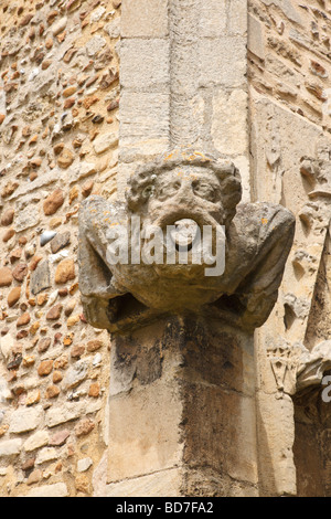 Gargoyle sul muro della chiesa di St Mary the Virgins Godmanchester, Cambridgeshire, Inghilterra Foto Stock