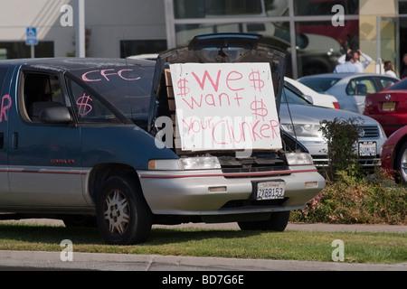 Cash-per-Clunkers, un 1996 Chevrolet al di fuori di una concessionaria auto pubblicità NEGLI STATI UNITI Governo commercio auto in programma. Foto Stock