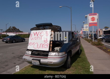 Cash-per-Clunkers, un 1996 Chevrolet al di fuori di una concessionaria auto pubblicità NEGLI STATI UNITI Governo commercio auto in programma. Foto Stock