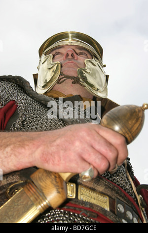 Città di Chester, Inghilterra. Un basso angolo ritratto di un centurione romano dal Chester in base Roman Tours Ltd. Foto Stock