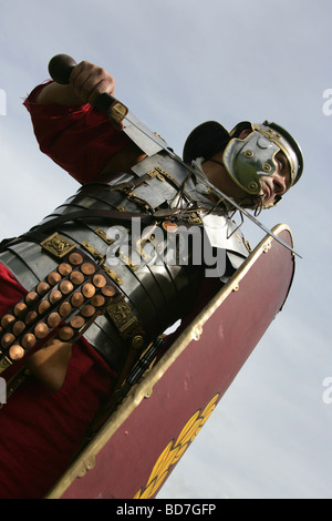 Città di Chester, Inghilterra. Un basso angolo ritratto di un centurione romano dal Chester in base Roman Tours Ltd. Foto Stock