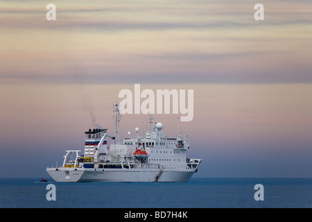 Akademik Sergey Vavilov antartico nave da crociera nel crepuscolo serale oceano meridionale al largo della Georgia del Sud Antartide Foto Stock