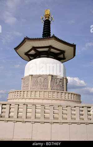 La Pagoda della Pace, Willen Lakeside Park, Milton Keynes, Buckinghamshire, Inghilterra, Regno Unito Foto Stock