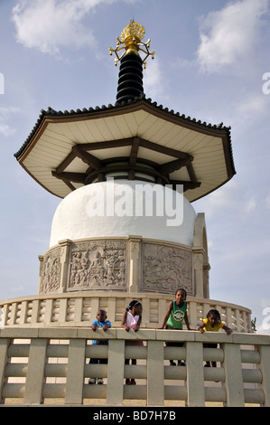 La Pagoda della Pace, Willen Lakeside Park, Milton Keynes, Buckinghamshire, Inghilterra, Regno Unito Foto Stock