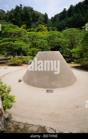 Pila di sabbia che viene detta a simboleggiare il Monte Fuji nel famoso giapponese giardino di sabbia di Ginkaku-ji il complesso. Il protocollo di Kyoto. Giappone Foto Stock