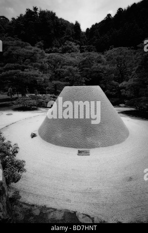 Pila di sabbia che viene detta a simboleggiare il Monte Fuji nel famoso giapponese giardino di sabbia di Ginkaku-ji il complesso. Il protocollo di Kyoto. Giappone Foto Stock