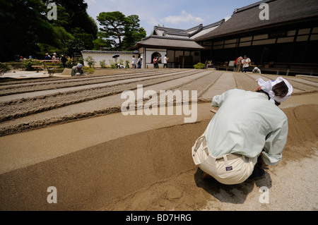 La cura della famosa sabbia e giardino di pietra di Ginkaku-ji il complesso (Tempio del Padiglione d'argento). Il protocollo di Kyoto. Kansai. Giappone Foto Stock