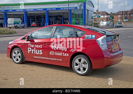 Red Toyota Prius T3 Hybrid auto parcheggiate CHELTENHAM REGNO UNITO Foto Stock