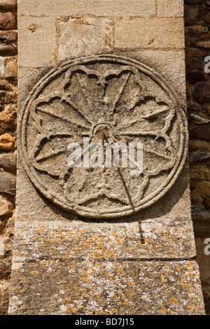 Meridiana sul muro della chiesa di Santa Maria Vergine Godmanchester, Cambridgeshire, Inghilterra Foto Stock