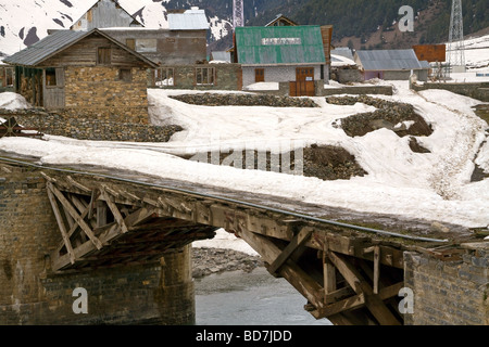 Il vecchio ponte di legno che attraversano il fiume nel villaggio himalayana di Sonamarg Foto Stock