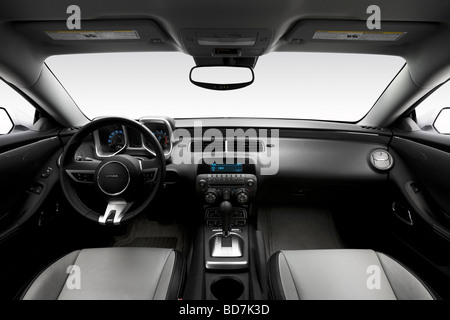 2010 Chevrolet Camaro 2SS in argento - Cruscotto, consolle cambio di marcia visualizzare Foto Stock