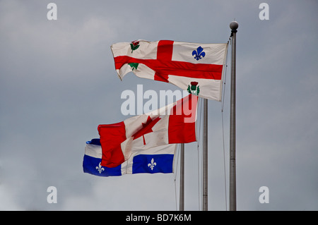 Il Montreal, Canada e Quebec bandiere nella vecchia Montreal Foto Stock