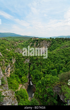 La chiesa di Skocjan sulle scogliere al di sopra di una grotta collassato, regione carsica, Primorska, Slovenia. Foto Stock