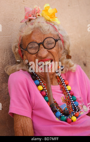 Vecchia donna cubana con sigaro Foto Stock