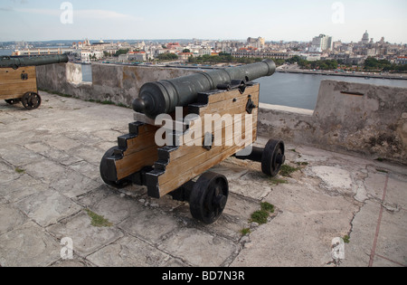 Vista da Fortaleza de San Carlos de La Cabaña per Havana Vecchia (Habana Vieja) Foto Stock