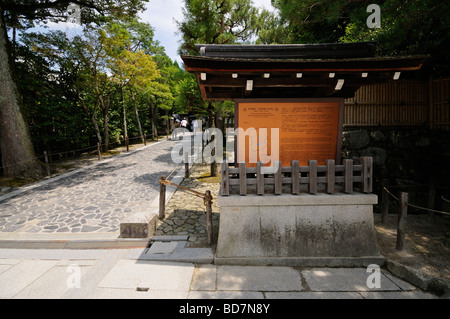 Entrata principale Ginkaku-ji il complesso (Tempio del Padiglione d'argento) con identificativi di placca dell'Unesco. Sakyo-ku. Il protocollo di Kyoto. Giappone Foto Stock