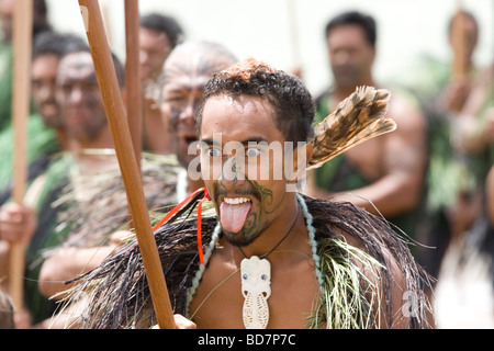 Guerriero Maori con linguetta sporgente su Haka warrior danza di Waitingi giorno 6 febbraio 2009 in Waitingi Foto Stock