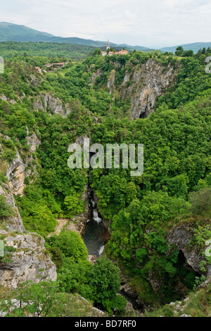 La chiesa di Skocjan sulle scogliere al di sopra di una grotta collassato, regione carsica, Primorska, Slovenia. Foto Stock