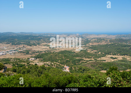La vista a nord dal Monte Torro il punto più alto di Minorca che mostra il faro di Cap de Cavalleria della distanza Foto Stock
