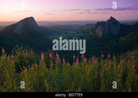 Il 'Roches Tuilière' e 'Sanadoire' separati da 'Fontsalade' valley, un vecchio valle glaciale (Auvergne - Francia). Foto Stock